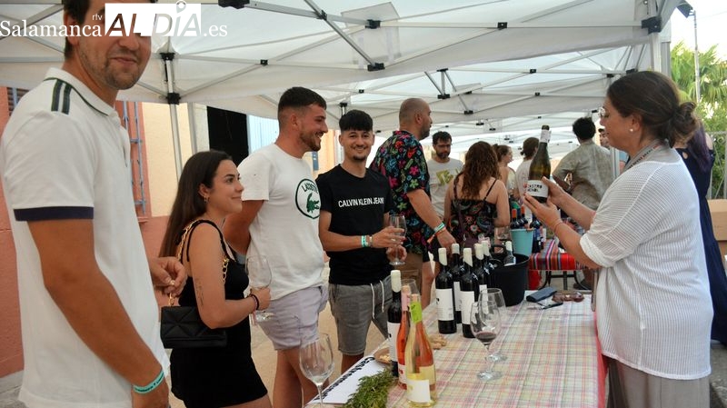 Una veintena de bodegas muestran sus productos en la II Feria Sabores de Frontera de Lumbrales