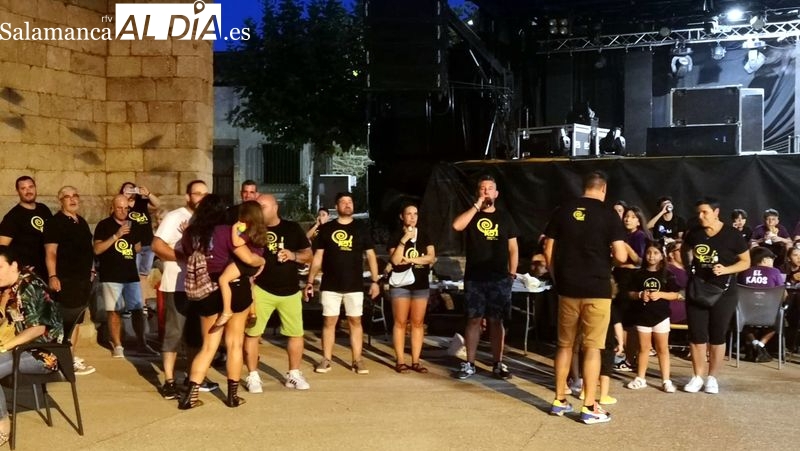 La cena de Peñas reúne a vecinos de todas las edades en la Plaza de La Fregeneda