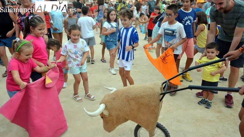 Los carretones despiertan la afición taurina en los niños y niñas en Lumbrales
