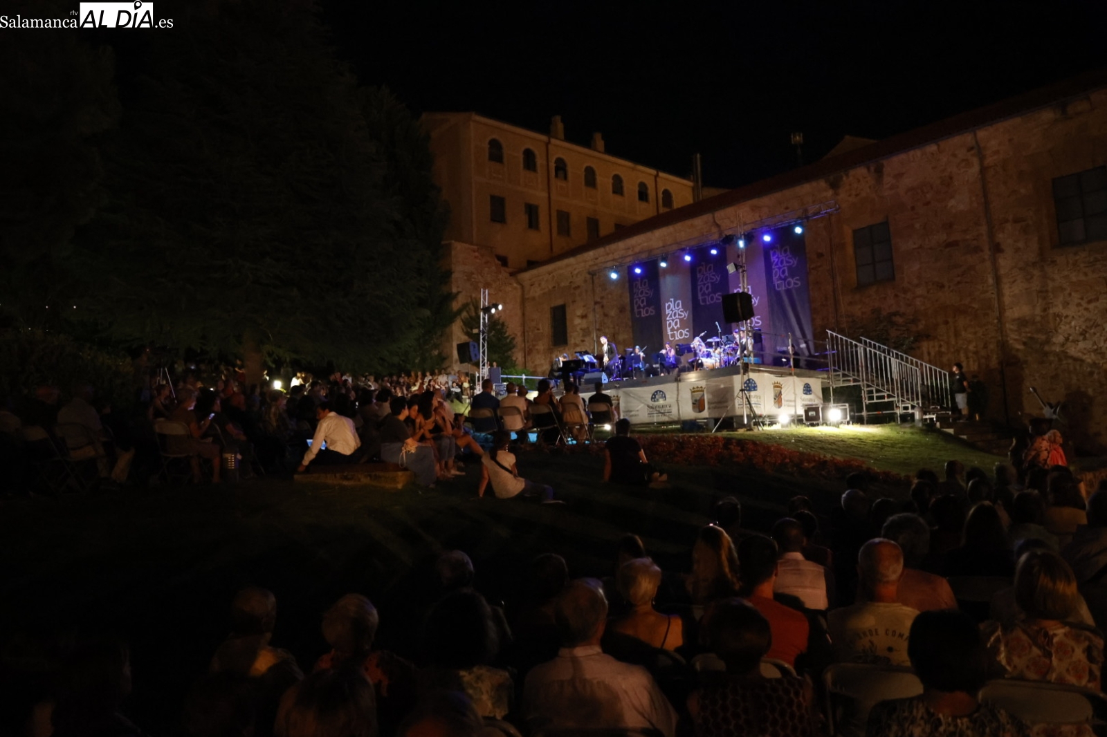 Simant Duo hace disfrutar al público salmantino con su concierto en los Jardines de Santo Domingo