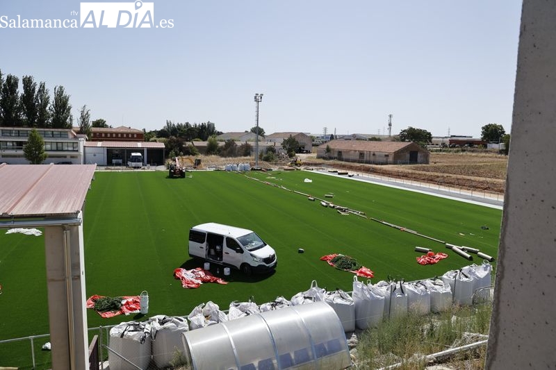 Así van las obras en el nuevo campo de fútbol 11 anexo al Reina Sofía: ya hay césped artificial y asfaltado en la entrada