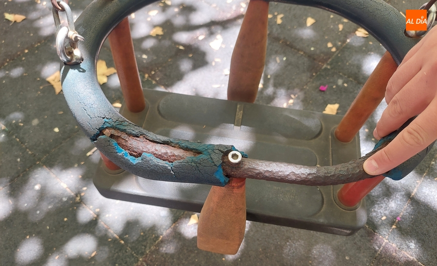 Las cestas de los columpios de La Glorieta van perdiendo elementos de protección