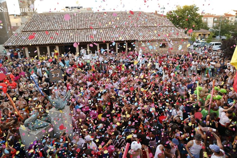 El tradicional chupinazo y el desfile de peñas abren las fiestas de Carbajosa a lo grande