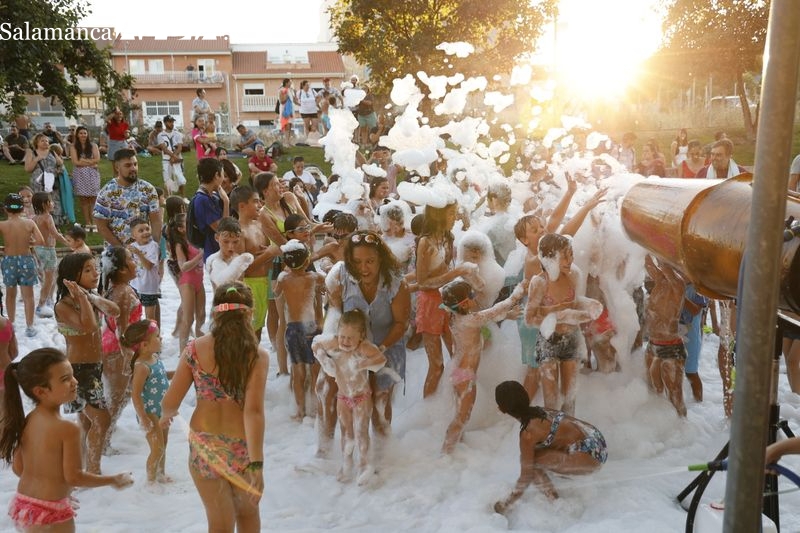 Los más jóvenes se divierten al máximo con la fiesta de la espuma en Carbajosa