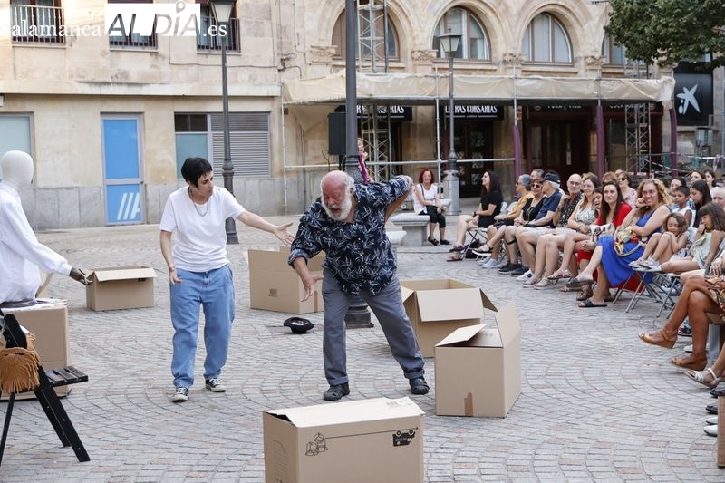 ¿Dónde está Tomás?: Saldaña y Carioca lo buscan en la plaza de San Boal de Salamanca