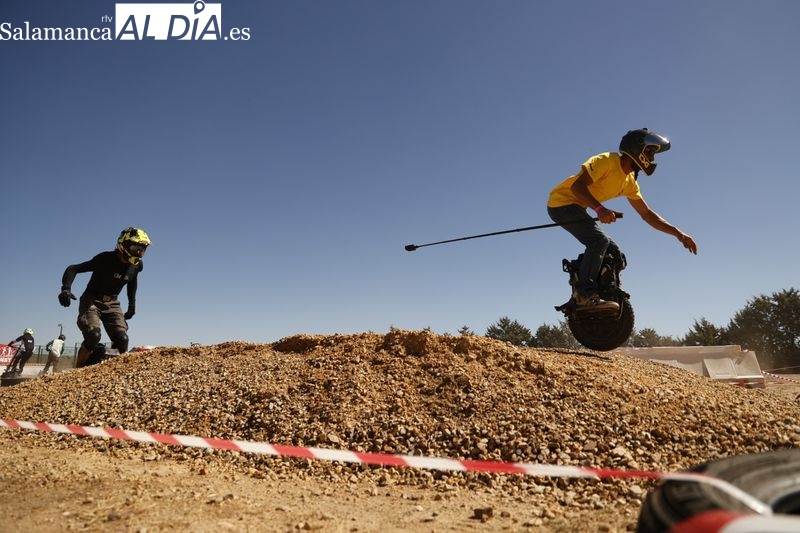 Emoción y mucha adrenalina en el campeonato de patinetes eléctricos y monociclos