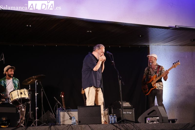 Richard Ray Farrell llena de ritmo la plaza de la Biblioteca Torrente Ballester