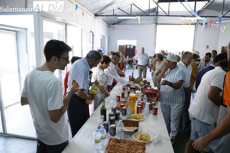 Los vecinos de La Vellés disfrutan de un buen almuerzo para celebrar sus fiestas