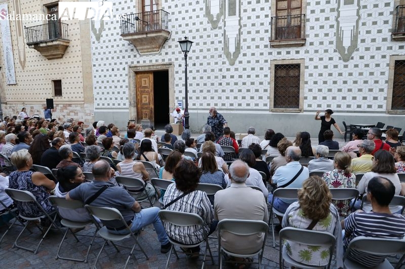 Saldaña y Carioca representan ‘¿Dónde está Tomás?’ en la plaza San Boal