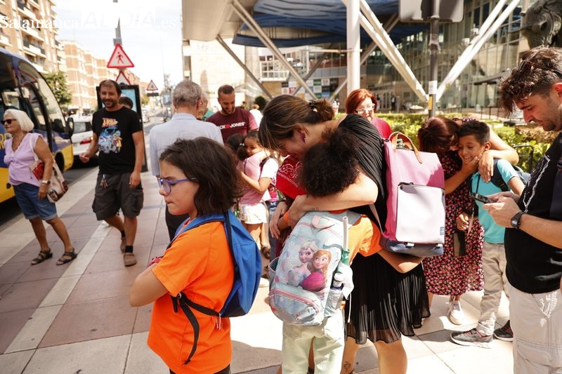 Abrazos para despedir a los niños saharauis: terminan sus Vacaciones en paz 