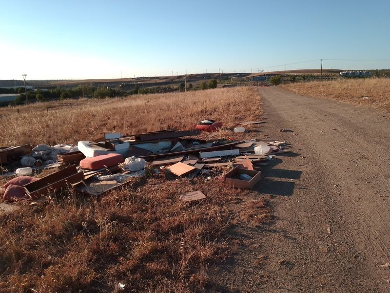 Los vecinos de Tejares critican los escasos resultados en la limpieza de la basura acumulada en los alrededores del barrio