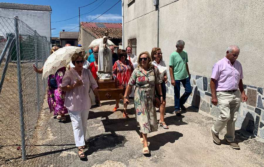 Castillejo de Azaba honra a la Virgen de Fátima con ofertorio de roscones incluido