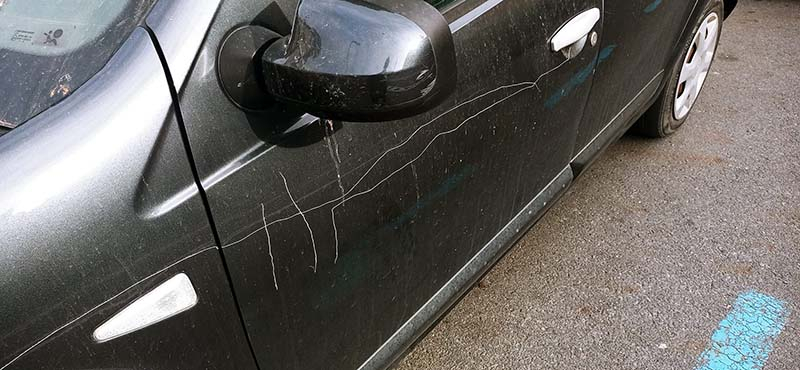 El alcalde de Béjar denuncia un acto vandálico realizado a su vehículo