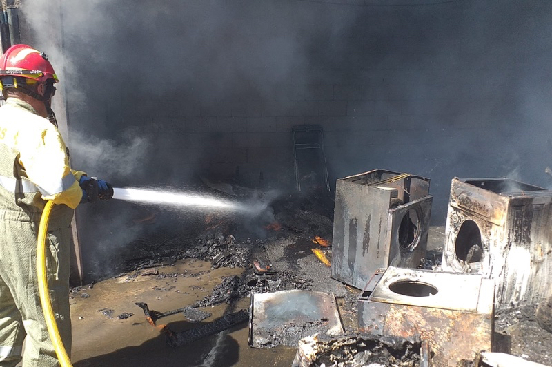 Extinguido un potente incendio declarado en el Punto Limpio de Palaciosrubios 