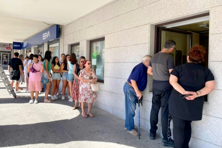 Colas vecinales en la primera jornada de venta de abonos y entradas para las Ferias y Fiestas 2023