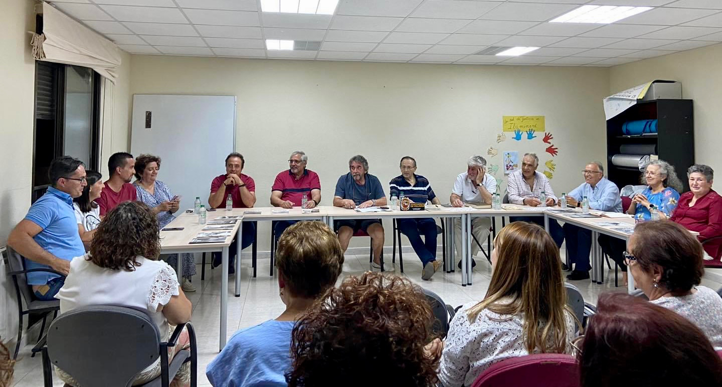 Besana cumple 40 años de publicaciones con una charla que repasa su historia  