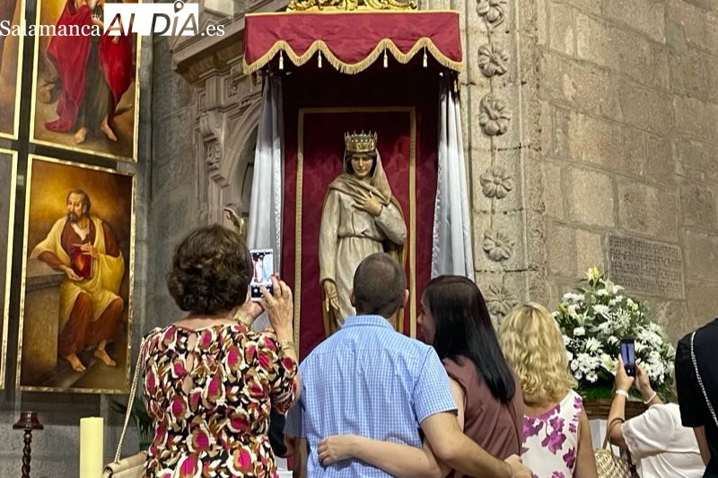 Emoción multitudinaria para descubrir a la nueva patrona de Peñaranda, Santa María Reina