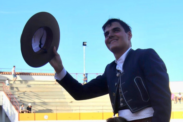 El rejoneador Sergio Pérez abre la puerta grande de Macotera 
