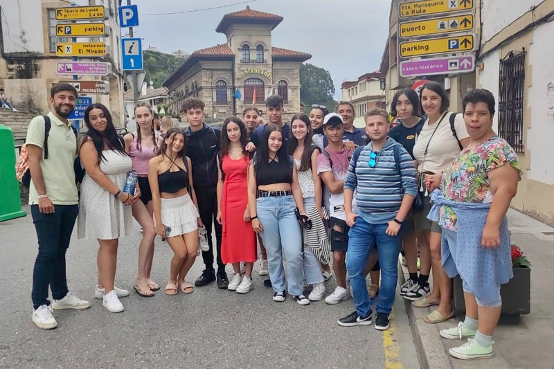 Decenas de jóvenes desembarcan en Asturias dentro de la excursión anual organizada por el Ayuntamiento 