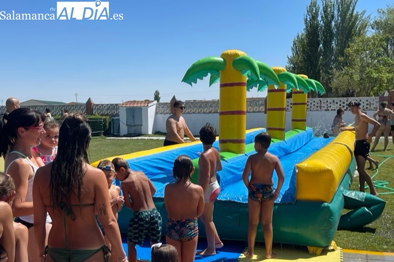 Masiva afluencia a la gran fiesta acuática infantil en las piscinas  
