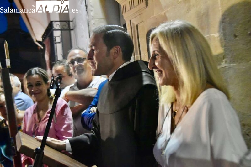 El pregón de Miguel Ángel González resalta la riqueza del corazón teresiano y albense