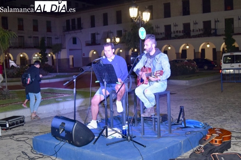 Javi Wallas pone banda sonora a una animada noche en la Plaza Nueva a través del II PeñarandaFest