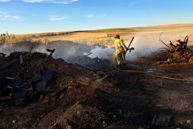 Los Bomberos de Peñaranda extinguen un incendio declarado en una escombrera en Macotera