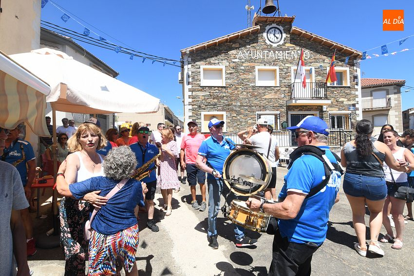 Ambiente festivo en las calles de Robleda