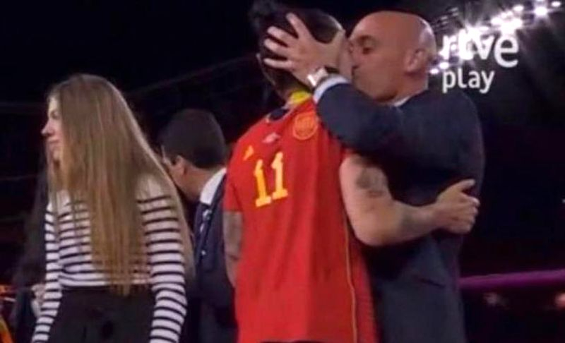 El ministro de Deportes insta a Rubiales a dar explicaciones y pedir excusas por el beso en la boca a Jenni Hermoso