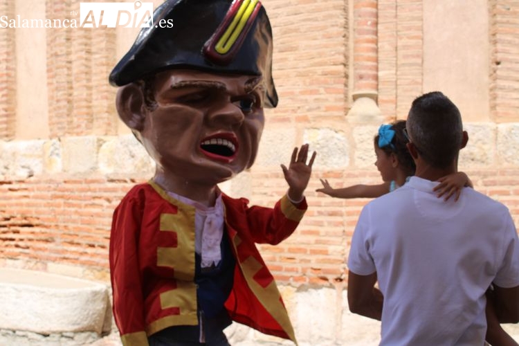 Los gigantes y cabezudos recorren las calles de la villa ducal
