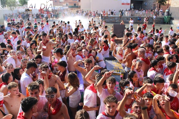 Los albenses comienzan las fiestas con un chupinazo con mucha música y diversión