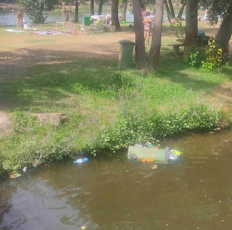 Acaba en el Canal de La Concha un cubo repleto de basura
