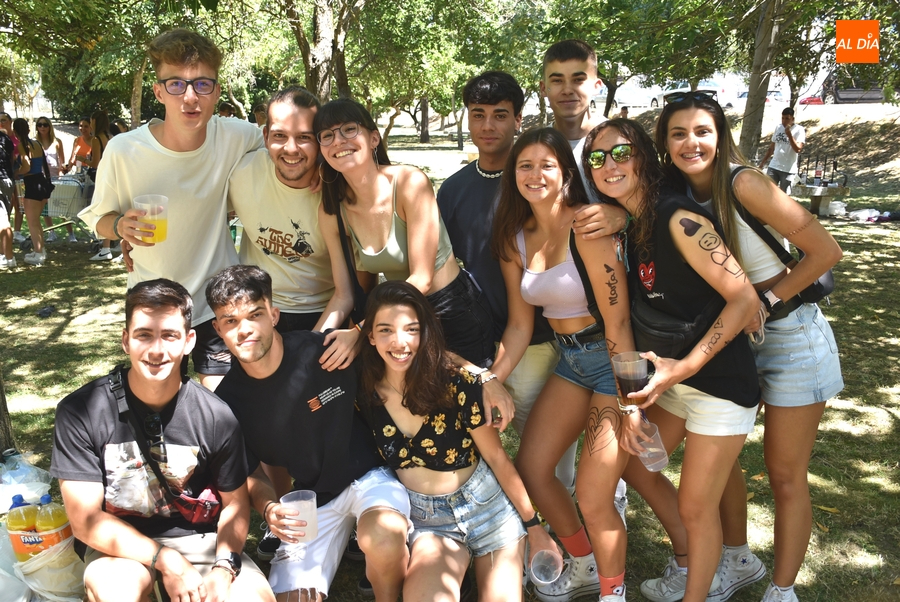 El botellódromo del Valle de San Martín va renovando sus adeptos con ambiente desde 1ª hora