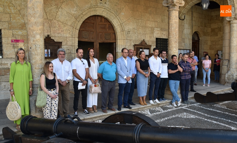 Ciudad Rodrigo guarda un minuto de silencio por la mujer asesinada en Béjar