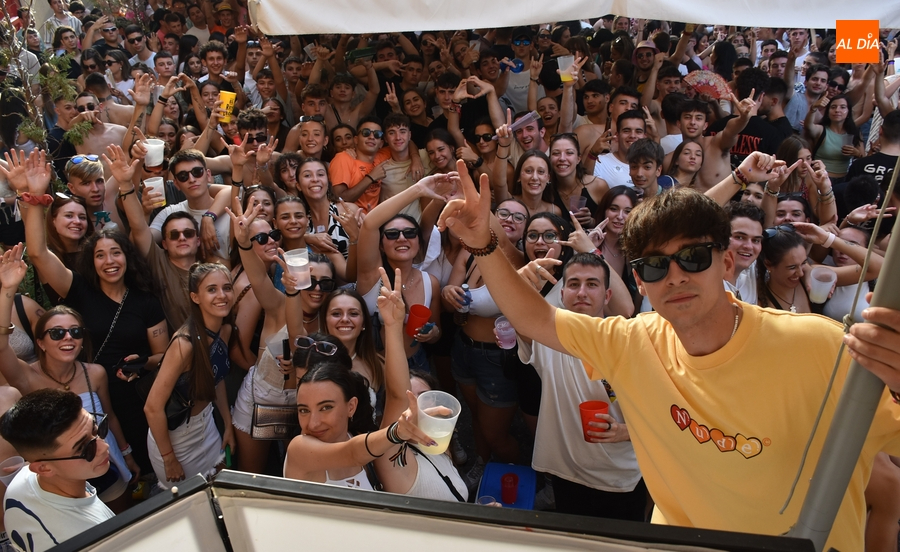 Nueva tarde festiva repleta de música con un repunte de las pistolas de agua para aliviar el calor