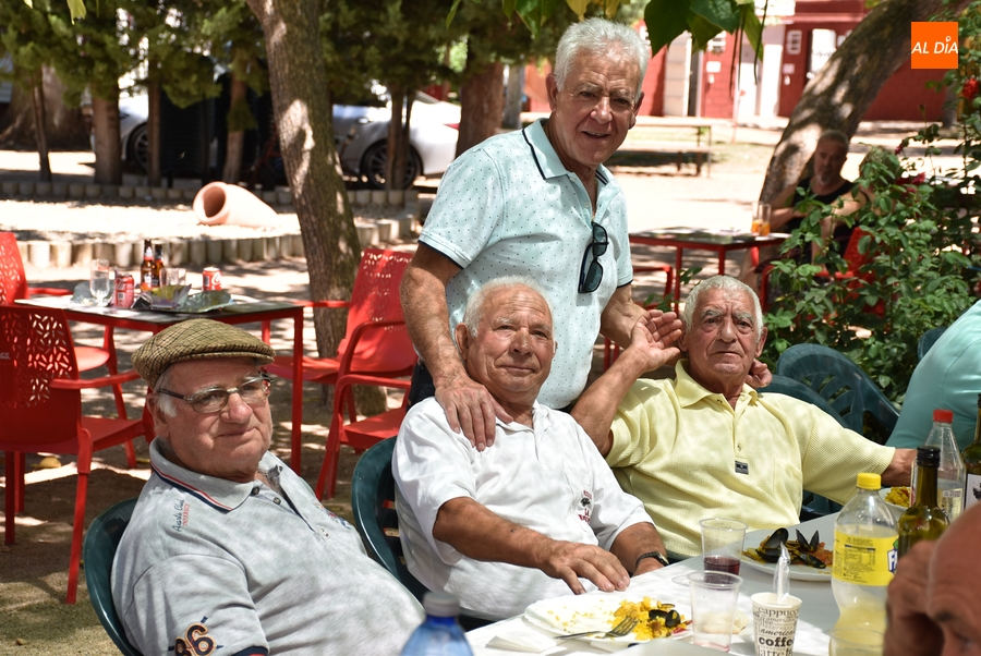 Los vecinos de El Puente se reúnen en torno a la mesa en el Camping