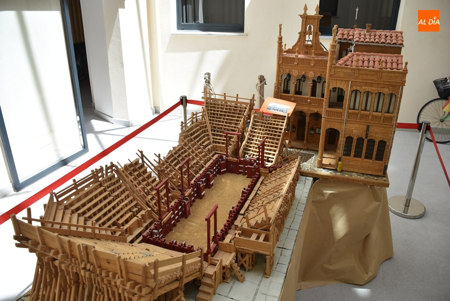 Llevadas hasta la Casa Consistorial sendas maquetas de la plaza carnavalera y el propio edificio