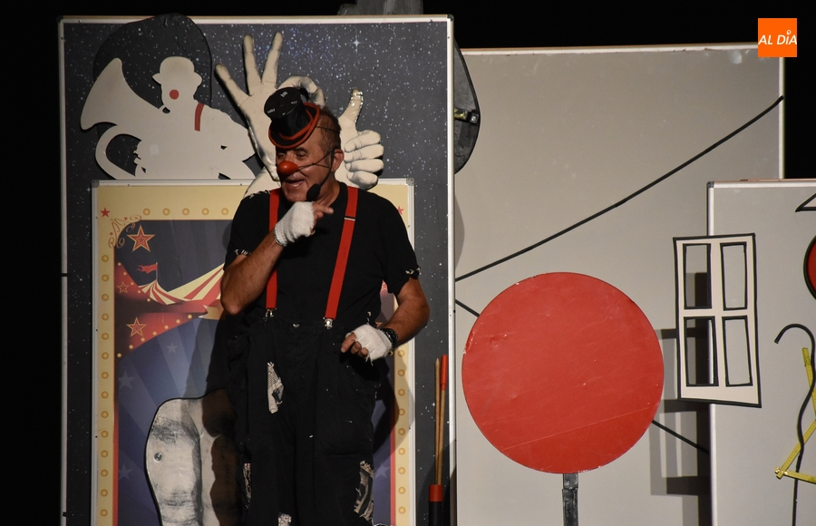 Un divertido payaso y una simpática apicultora relatan sus historias en la franja infantil