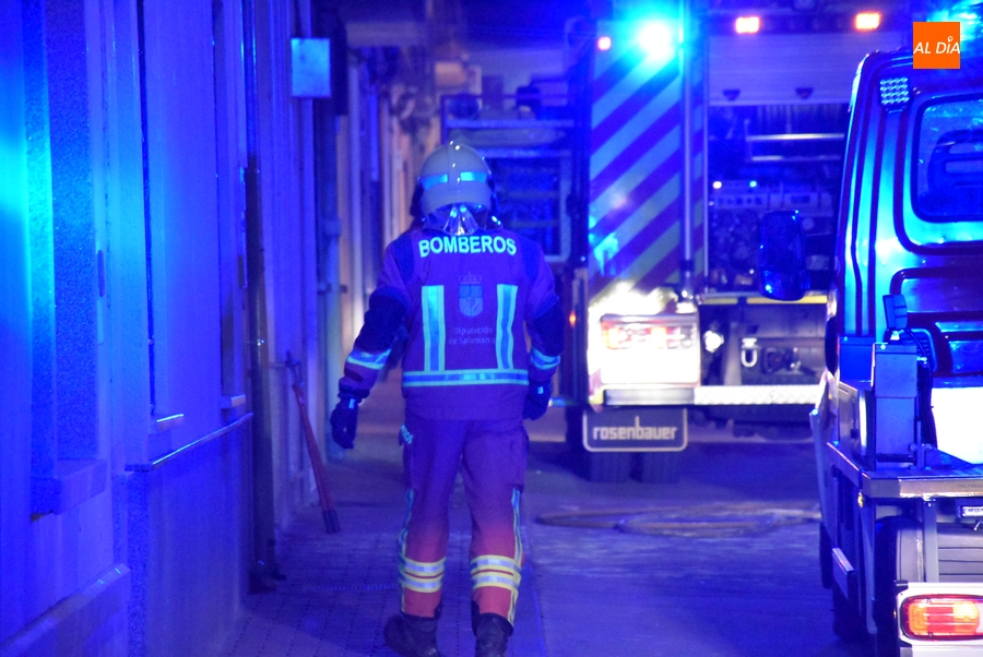 Echa a arder un vehículo en el interior de una cochera en la calle San Pelayo