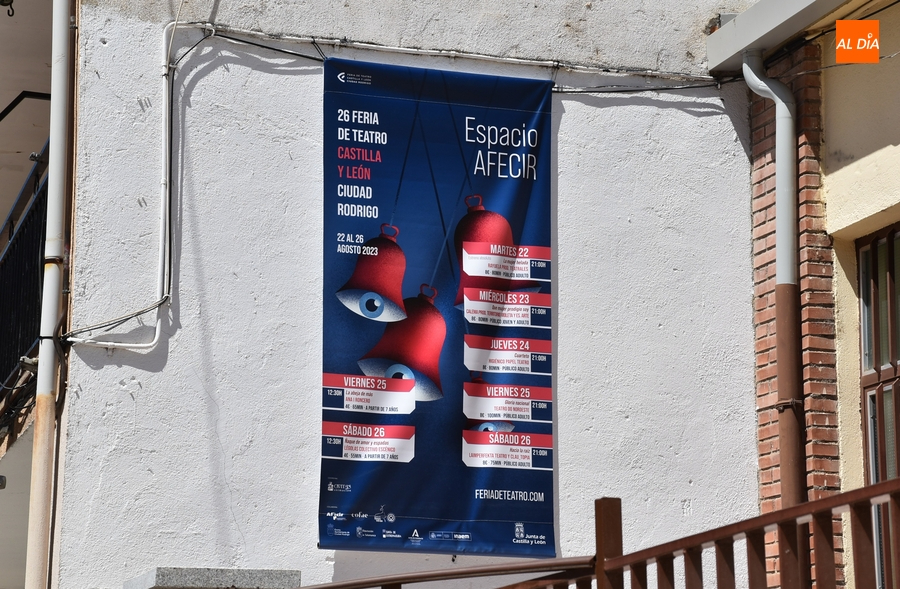 Vaciada la fuente de la Plazuela del Buen Alcalde mientras se empiezan a desplegar las lonas informativas