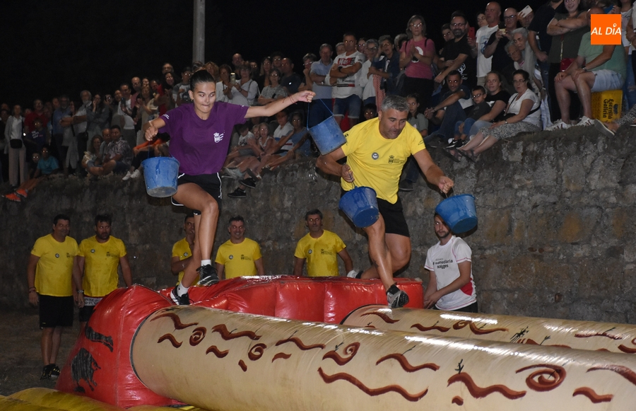 Memorable noche de competición en los fosos con victoria final para el equipo morado