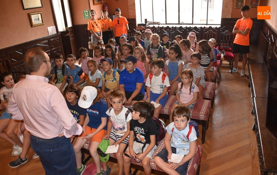 Reivindicativa visita a la Casa Consistorial de los chavales del Campamento Urbano