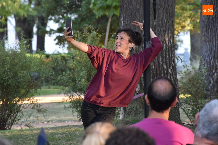 Niñas Malditas alerta de los móviles como droga a través del circo contemporáneo