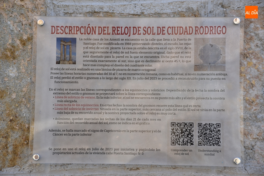 Colocada la placa descriptiva del reloj solar de la calle Puerta de Santiago