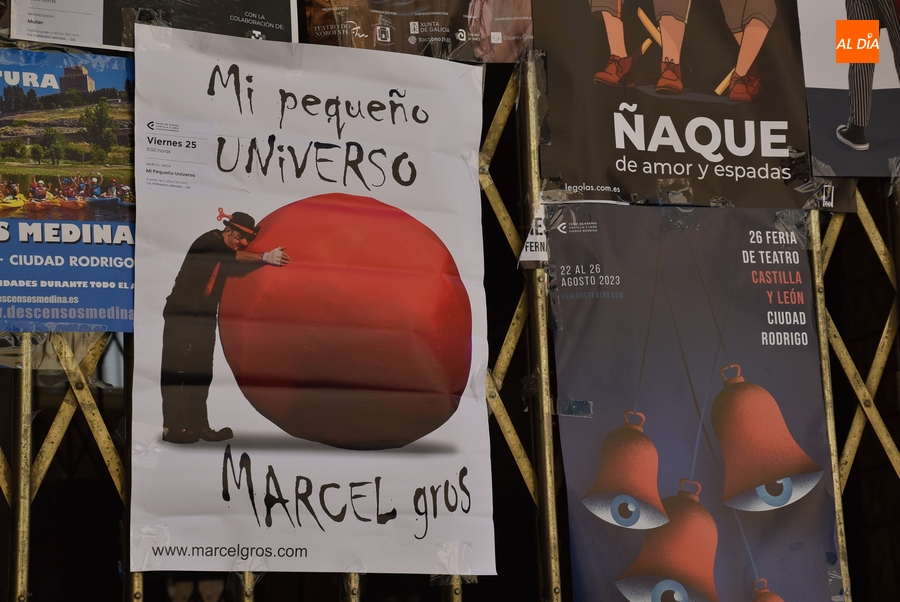 El enrejado del antiguo Cine Madrid se convierte en un escaparate teatral