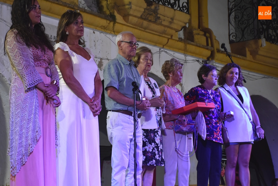 Isabel Bernardo ensalza el comercio tradicional con la familia Satur como modelo a seguir