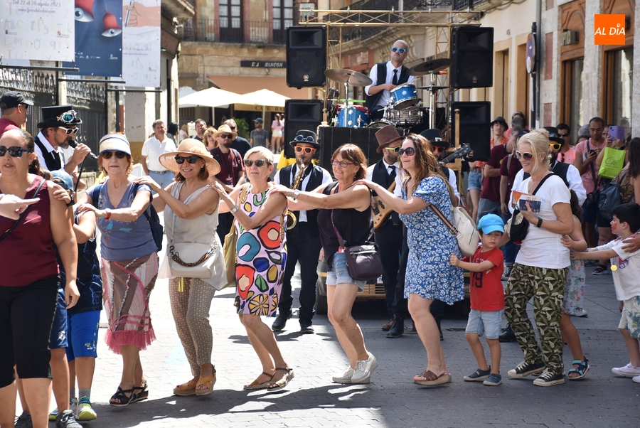 Mirobrigenses y forasteros mueven el cuerpo con el Swing, el Show y un singular utilitario