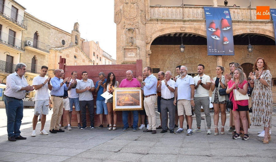 El Martes Mayor estrecha lazos con el Carnaval en una mañana de calor sofocante
