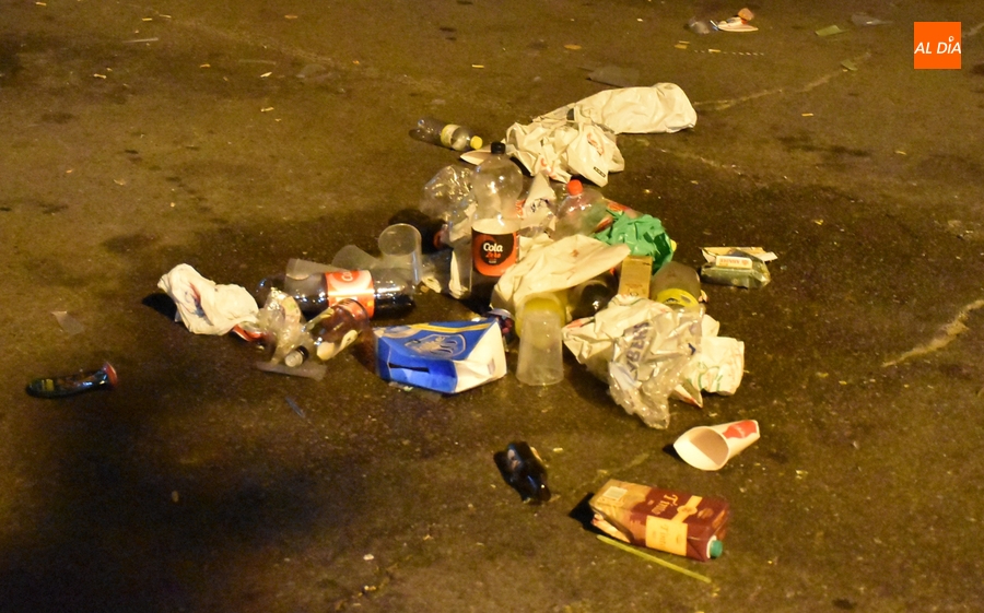 El Martes Chico dejó unos 3.000 kilos de basura en el entorno comercial de La Glorieta