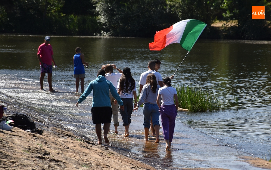 La bandera de Italia cruza La Pesquera dentro de una mañana de ‘invasión’ de jóvenes transalpinos